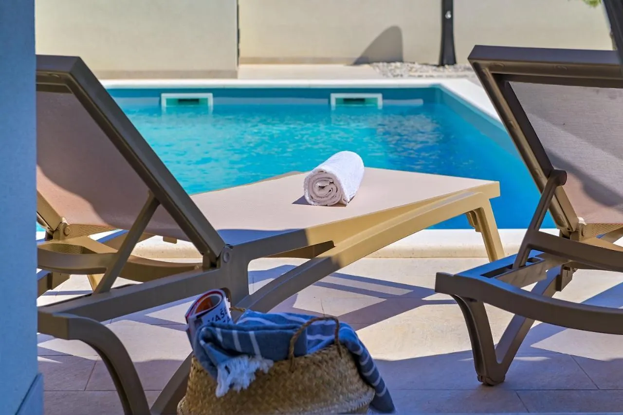 Apartment Zala With Private Pool Liznjan