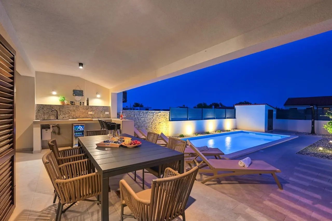 Apartment Zala With Private Pool Liznjan